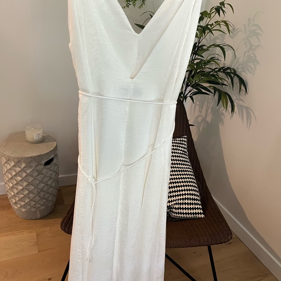Never worn deep V midi dress in ivory, size small - Picture 6 of 8
